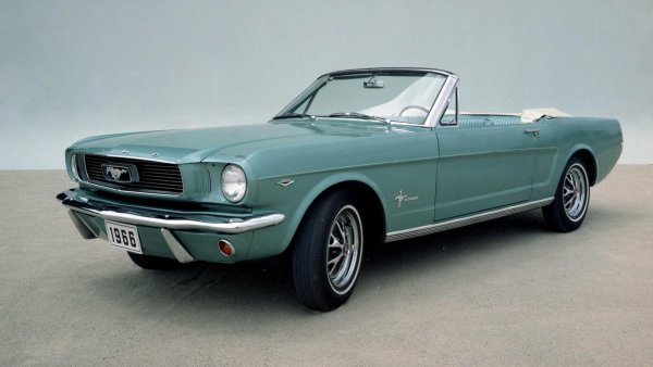 За разлика от Форд, Клинтън купува класическия Mustang, за да се наслаждава на слънчевите дни. Той обаче трябва да се откаже от гордостта и радостта си, като си осигурява най-високото място в Белия дом, нещо, което открито посочва за доста трудно. В момента колата се намира в Музея на автомобилите в Арканзас.